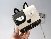 Μια ενδιαφέρουσα μικρή παιδική τσάντα με μια αλυσίδα για τα κορίτσια