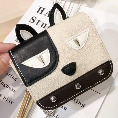 Μια ενδιαφέρουσα μικρή παιδική τσάντα με μια αλυσίδα για τα κορίτσια