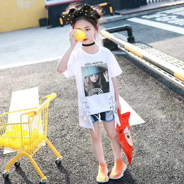 Tricou pentru copii A-simetric pentru o fată cu imprimeu și cravate în alb și roșu