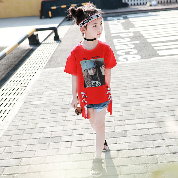 Tricou pentru copii A-simetric pentru o fată cu imprimeu și cravate în alb și roșu