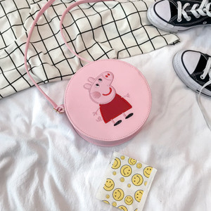 Μία μικρή τσάντα με εκτύπωση και μακριές λαβές κατάλληλη για κορίτσια