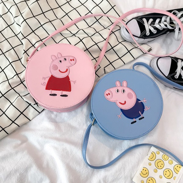 Μία μικρή τσάντα με εκτύπωση και μακριές λαβές κατάλληλη για κορίτσια