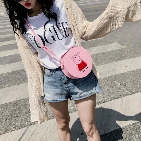 Μία μικρή τσάντα με εκτύπωση και μακριές λαβές κατάλληλη για κορίτσια