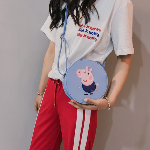 Μία μικρή τσάντα με εκτύπωση και μακριές λαβές κατάλληλη για κορίτσια