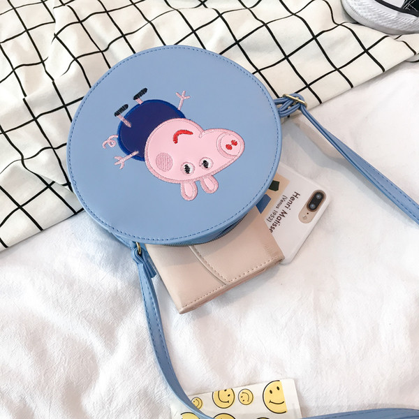 Μία μικρή τσάντα με εκτύπωση και μακριές λαβές κατάλληλη για κορίτσια