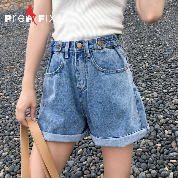 Blugi scurti curați de damă, cu talie înaltă, de culoare deschisă