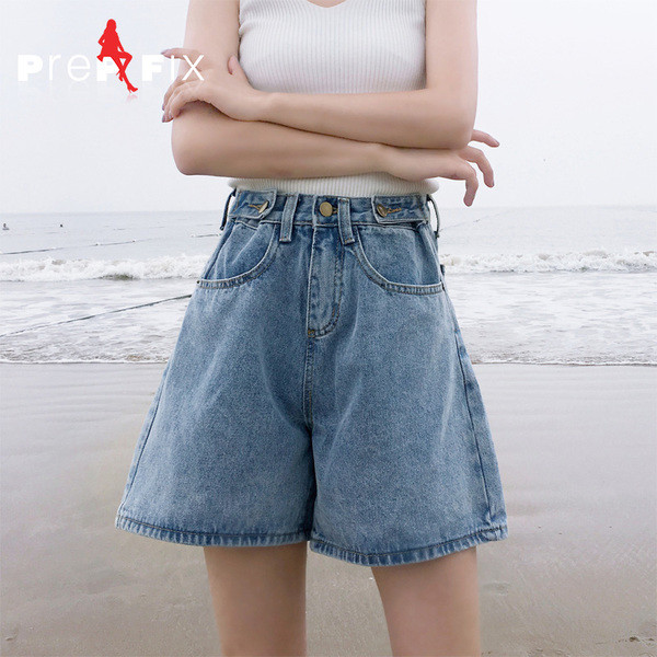 Blugi scurti curați de damă, cu talie înaltă, de culoare deschisă