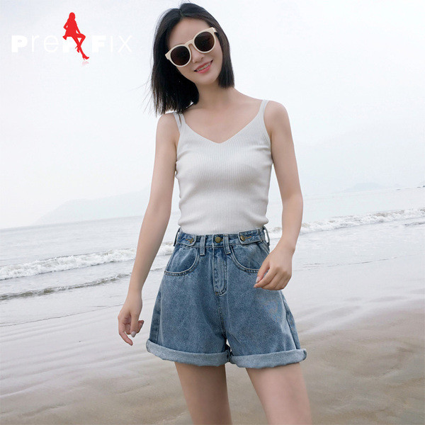 Blugi scurti curați de damă, cu talie înaltă, de culoare deschisă