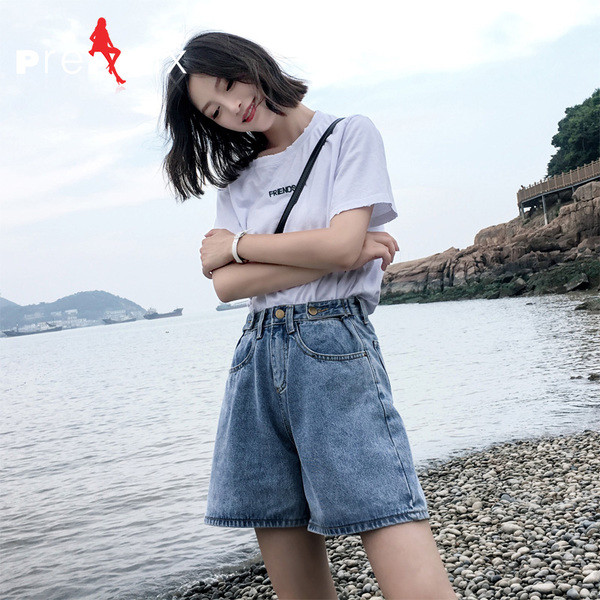 Blugi scurti curați de damă, cu talie înaltă, de culoare deschisă