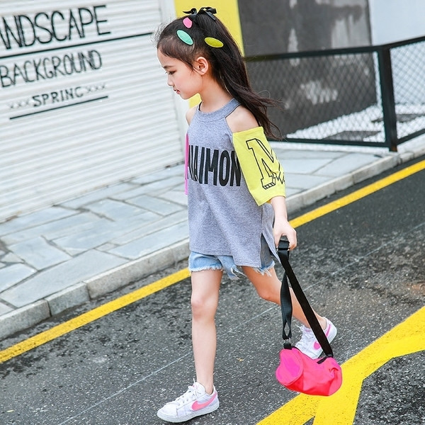 Tricou pentru copii pentru o fată cu inscripții și umerii deschiși în două culori