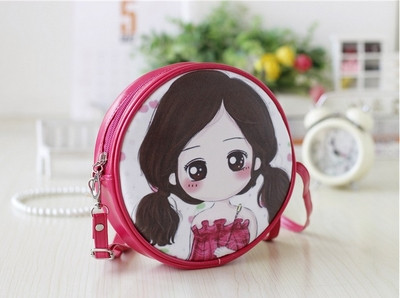 Geanta mica rotunda cu diverse aplicatii potrivita pentru fete