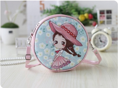 Geanta mica rotunda cu diverse aplicatii potrivita pentru fete