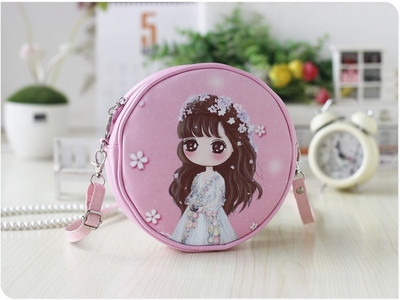 Geanta mica rotunda cu diverse aplicatii potrivita pentru fete