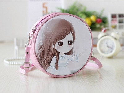 Geanta mica rotunda cu diverse aplicatii potrivita pentru fete