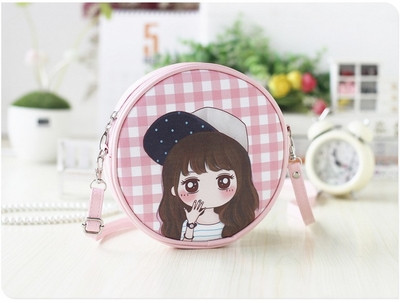 Geanta mica rotunda cu diverse aplicatii potrivita pentru fete