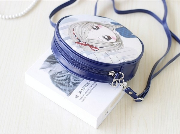 Geanta mica rotunda cu diverse aplicatii potrivita pentru fete