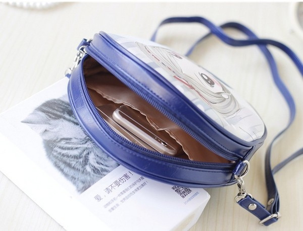 Geanta mica rotunda cu diverse aplicatii potrivita pentru fete