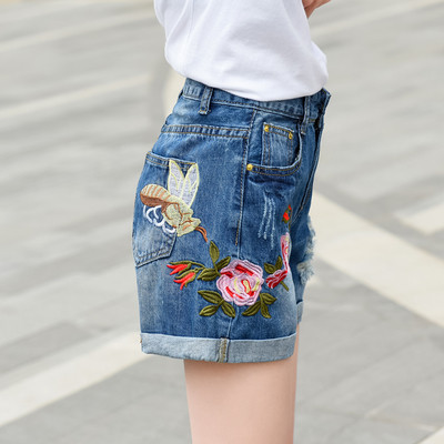 Σύντομα παντελόνια denim  με floral κεντήματα