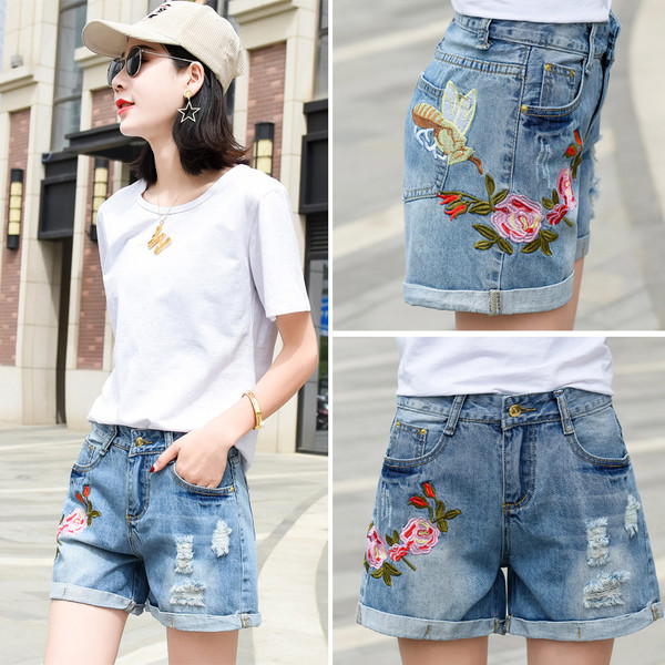 Къси дамски дънкови панталони с флорална бродерия 