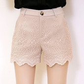 Γυναικεία σύντομα κομψά παντελόνια με δαντέλα