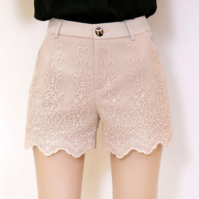 Γυναικεία σύντομα κομψά παντελόνια με δαντέλα