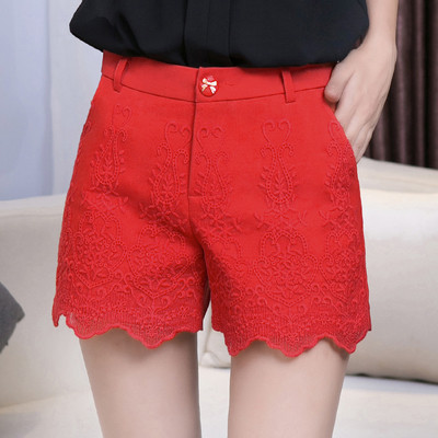 Γυναικεία σύντομα κομψά παντελόνια με δαντέλα