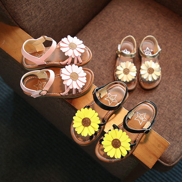 Άνετα παιδικά σανδάλια για κορίτσια με φυτικά μοτίβα σε τρία χρώματα
