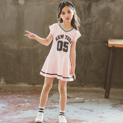 Ένα καθημερινό φόρεμα για παιδιά σε σχήμα V σε διάφορα χρώματα