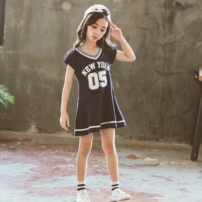 Ένα καθημερινό φόρεμα για παιδιά σε σχήμα V σε διάφορα χρώματα