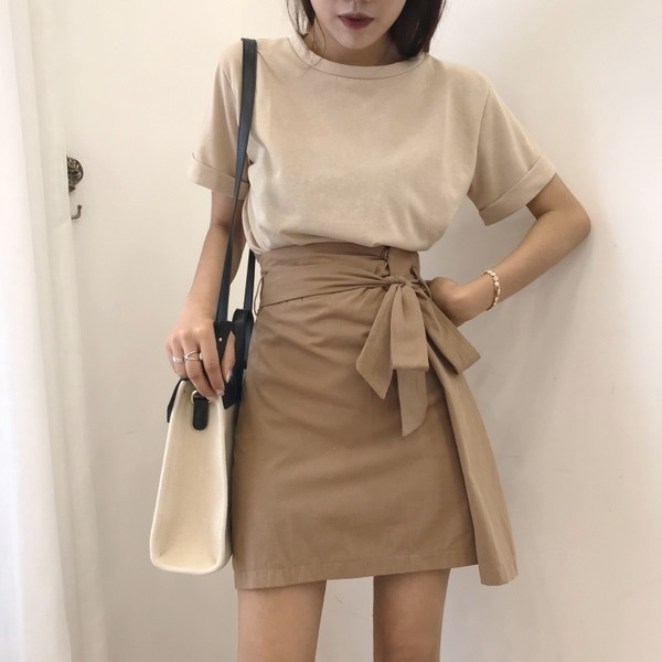 Κομψή γυναικεία φούστα με υψηλή μέση και κορδέλα στη μέση