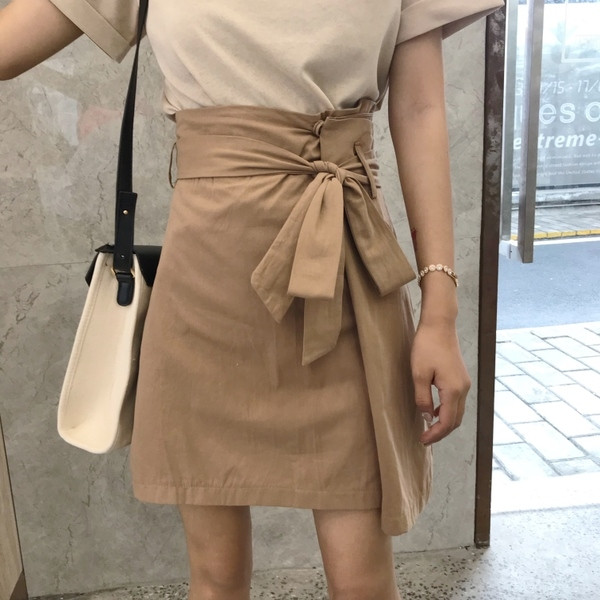 Κομψή γυναικεία φούστα με υψηλή μέση και κορδέλα στη μέση