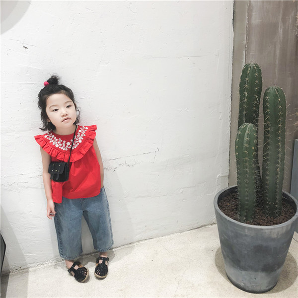 Παιδικό μπλουζάκι για  κορίτσι με κεντήματα και βολάν 