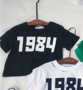 Μοντέρνο μοντέρνο μπλουζάκι με πολλά χρώματα