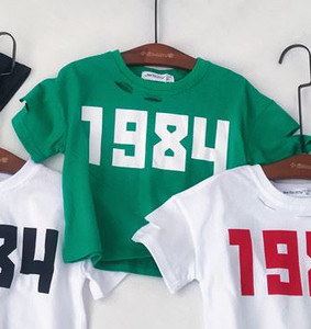 Μοντέρνο μοντέρνο μπλουζάκι με πολλά χρώματα