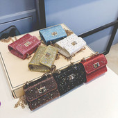 Παιδική τσάντα με αλυσίδα και γυαλιστερή επιφάνεια για κορίτσια