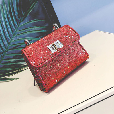 Παιδική τσάντα με αλυσίδα και γυαλιστερή επιφάνεια για κορίτσια