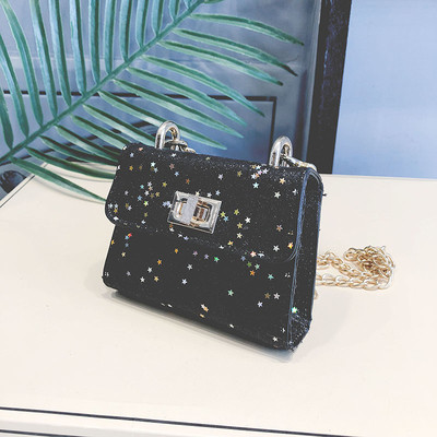 Παιδική τσάντα με αλυσίδα και γυαλιστερή επιφάνεια για κορίτσια