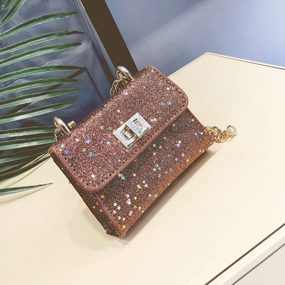 Παιδική τσάντα με αλυσίδα και γυαλιστερή επιφάνεια για κορίτσια