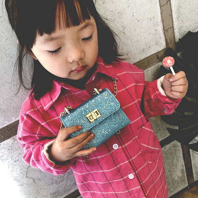 Παιδική τσάντα με αλυσίδα και γυαλιστερή επιφάνεια για κορίτσια