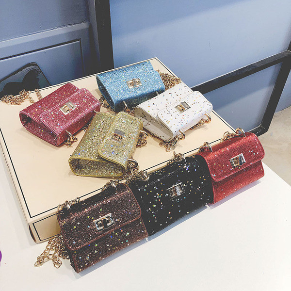 Παιδική τσάντα με αλυσίδα και γυαλιστερή επιφάνεια για κορίτσια