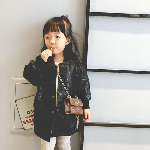 Παιδική τσάντα με αλυσίδα και γυαλιστερή επιφάνεια για κορίτσια