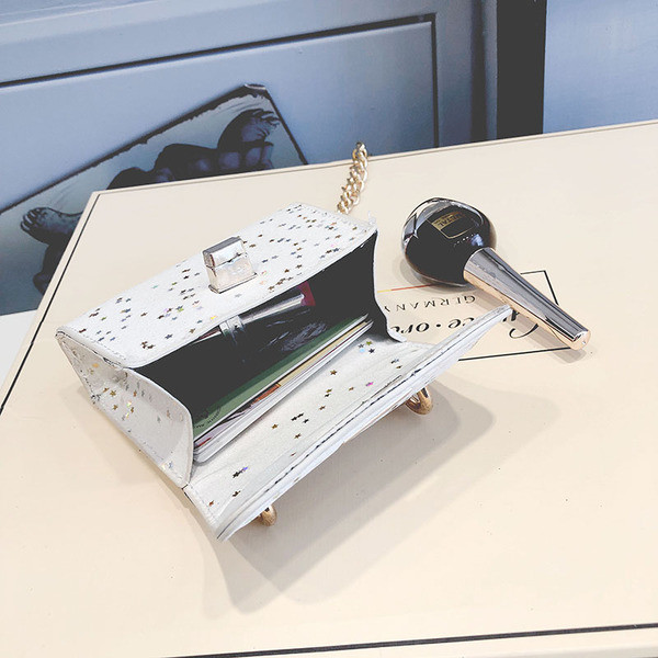 Παιδική τσάντα με αλυσίδα και γυαλιστερή επιφάνεια για κορίτσια