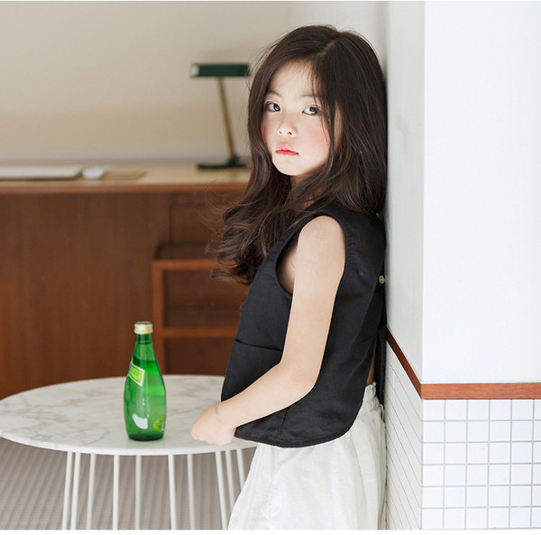 Κομψό παιδικό αμάνικο σε μαύρο χρώμα με ανοικτή πλάτη και κουμπιά