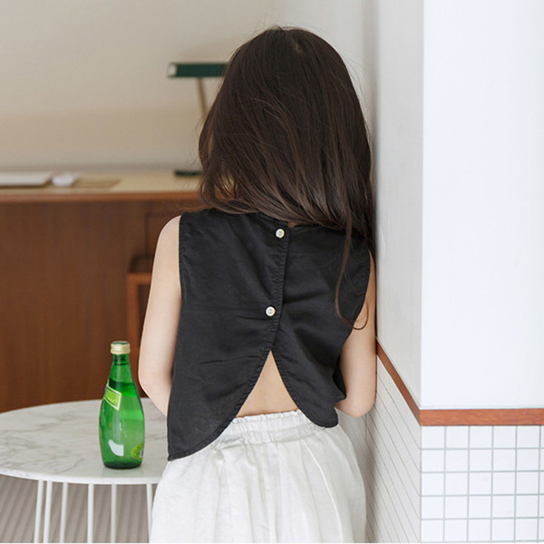 Κομψό παιδικό αμάνικο σε μαύρο χρώμα με ανοικτή πλάτη και κουμπιά