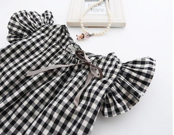 Bluză pentru copii în carouri pentru o fată cu panglică