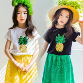 Tricou pentru copii modern pentru o fată în alb-negru cu aplicație de paiete