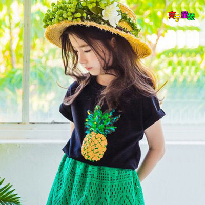 Tricou pentru copii modern pentru o fată în alb-negru cu aplicație de paiete