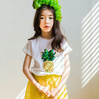 Tricou pentru copii modern pentru o fată în alb-negru cu aplicație de paiete