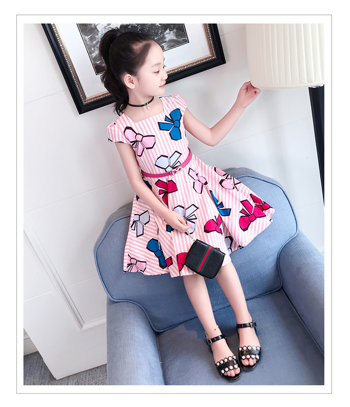 HIT Rochie modernă pentru copii croiată cu aplicație colorată