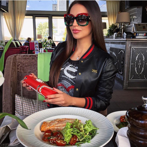 Ochelari moderni de dama in diferite culori irizate